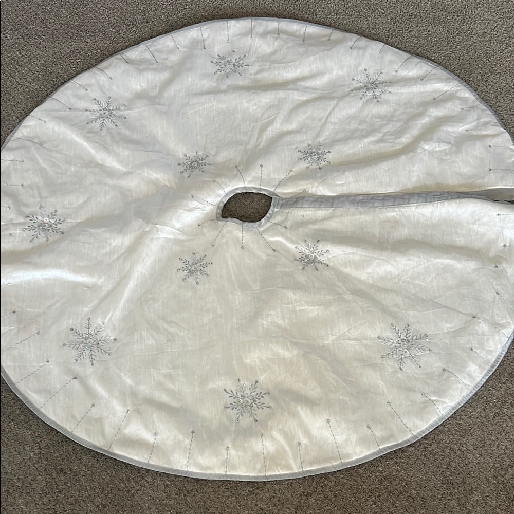 Elegant White and Silver Tree Skirt